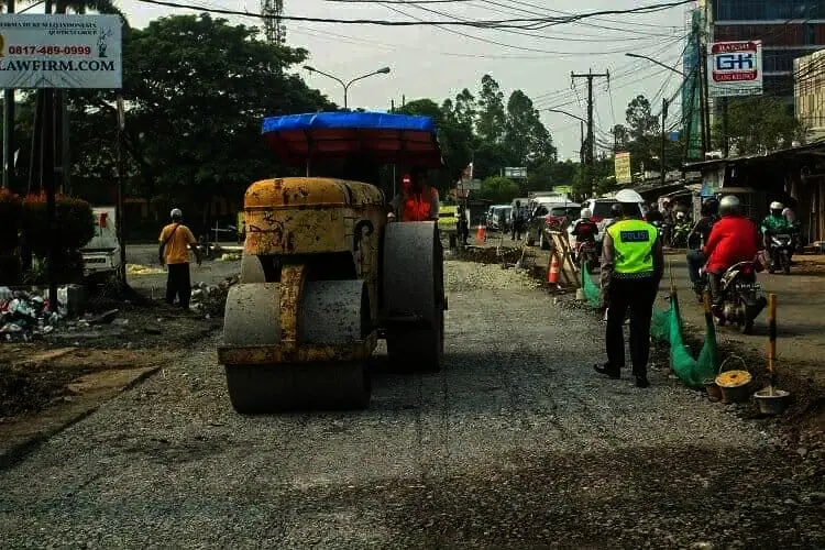 Proses Perbaikan Jalan di Jalan Palem Raja Raya, Palem Semi