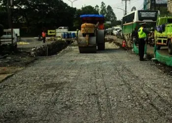 Proses Perbaikan Jalan di Jalan Palem Raja Raya, Palem Semi