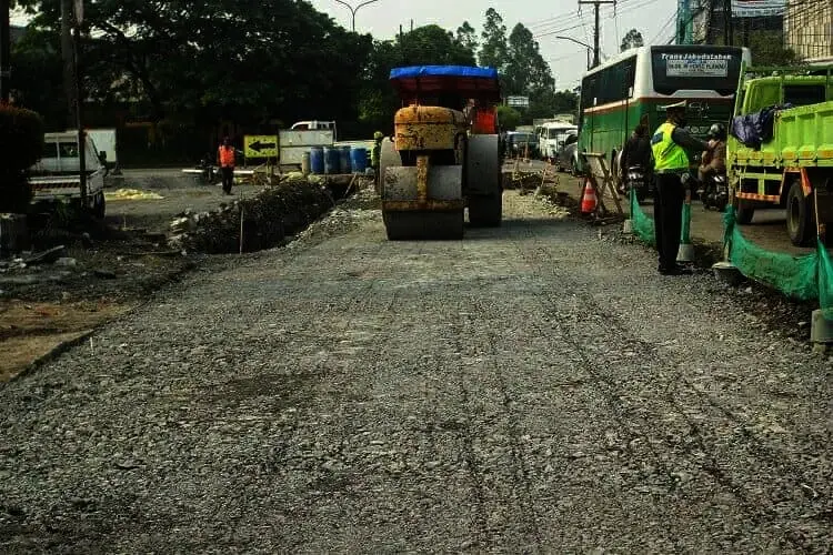 Proses Perbaikan Jalan di Jalan Palem Raja Raya, Palem Semi