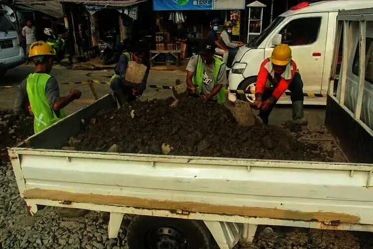 Proses Perbaikan Jalan di Jalan Palem Raja Raya, Palem Semi
