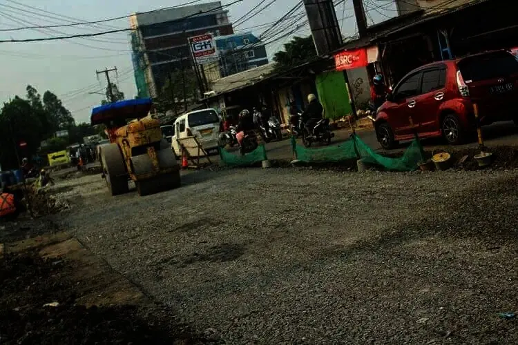 Proses Perbaikan Jalan di Jalan Palem Raja Raya, Palem Semi