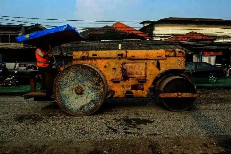 Proses Perbaikan Jalan di Jalan Palem Raja Raya, Palem Semi