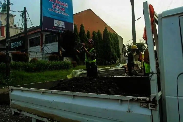Proses Perbaikan Jalan di Jalan Palem Raja Raya, Palem Semi