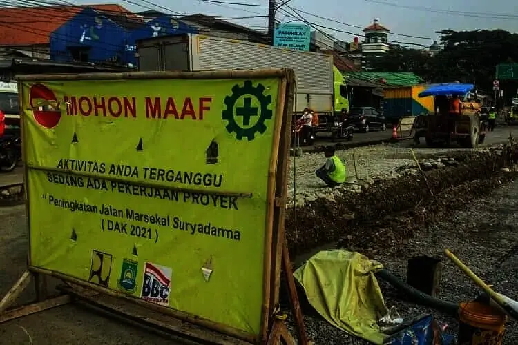 Proses Perbaikan Jalan di Jalan Palem Raja Raya, Palem Semi