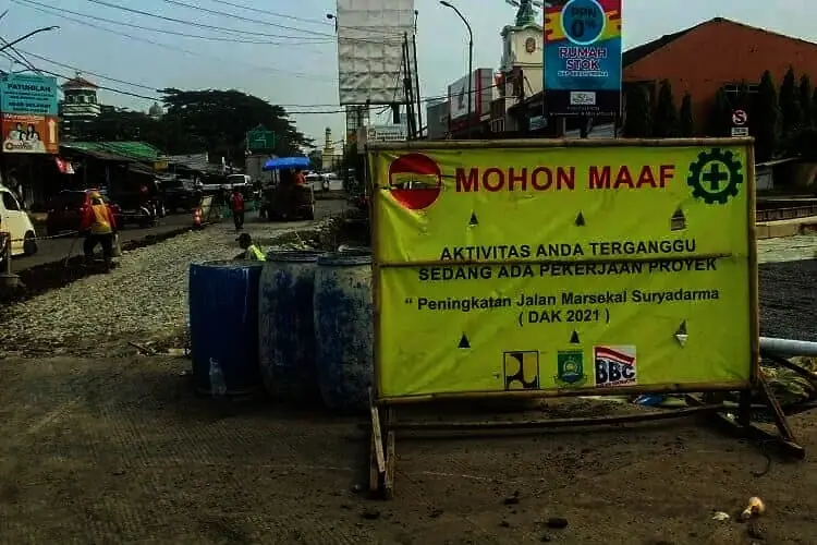 Proses Perbaikan Jalan di Jalan Palem Raja Raya, Palem Semi