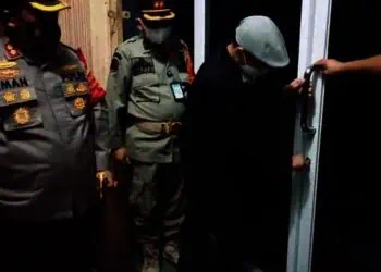 Temukan Belasan Orang Karaoke dan Ratusan Botol Miras, Wakil Wali Kota Tangsel Gembok Kafe