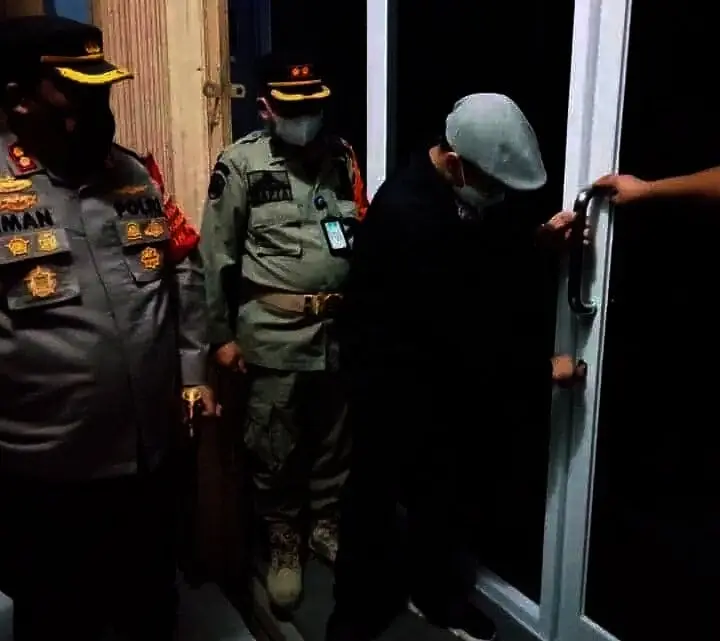 Temukan Belasan Orang Karaoke dan Ratusan Botol Miras, Wakil Wali Kota Tangsel Gembok Kafe
