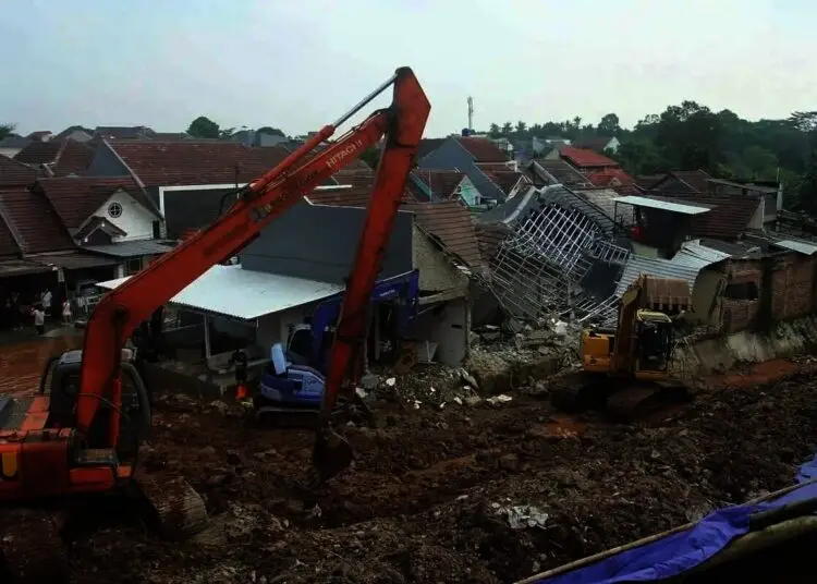 Proses Perbaikan Turap Longsor di Ciputat