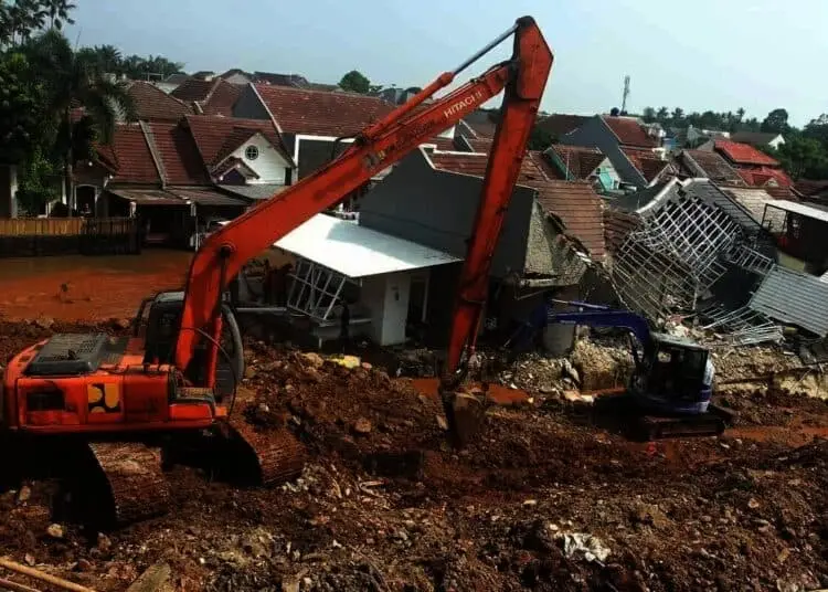 Proses Perbaikan Turap Longsor di Ciputat