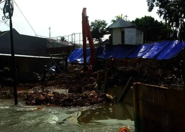 Proses Perbaikan Turap Longsor di Ciputat