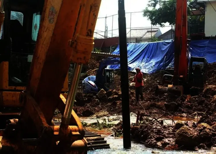 Proses Perbaikan Turap Longsor di Ciputat