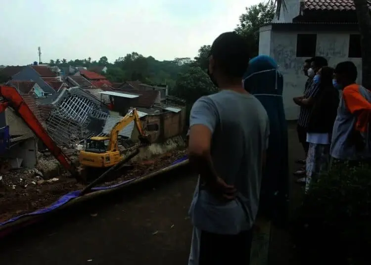 Proses Perbaikan Turap Longsor di Ciputat