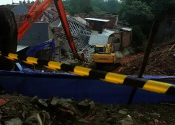 Proses Perbaikan Turap Longsor di Ciputat
