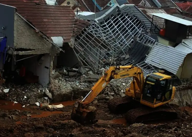 Proses Perbaikan Turap Longsor di Ciputat