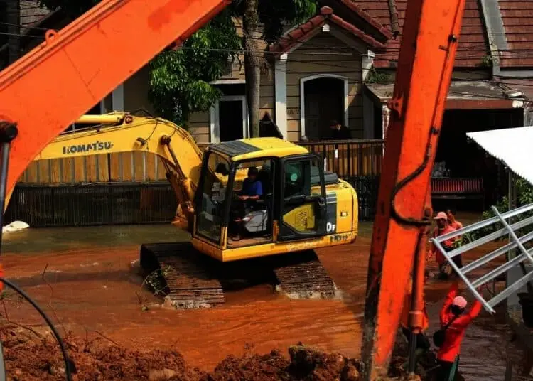 Proses Perbaikan Turap Longsor di Ciputat
