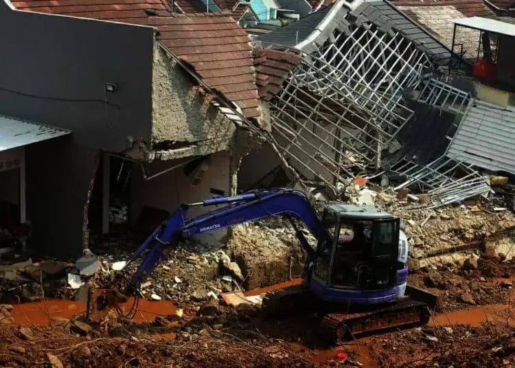 Proses Perbaikan Turap Longsor di Ciputat