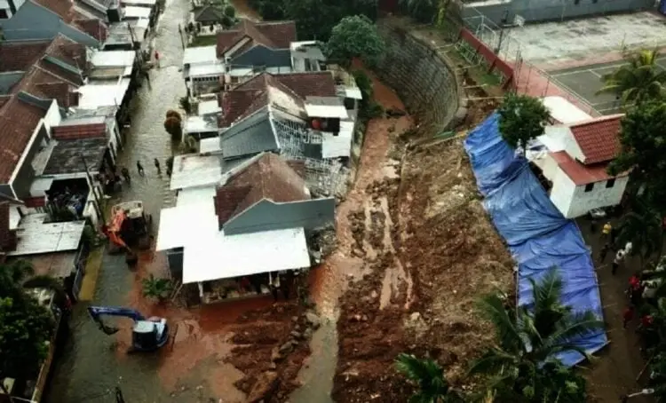 Kementerian PUPR Tangani Longsor di Kali Ciputat