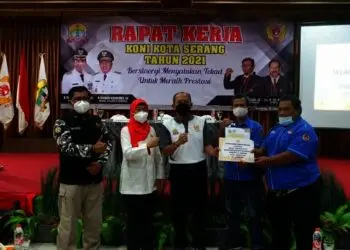 Juara Dunia Junior Angkat Besi Rizki Juniansyah Dapat Hadiah