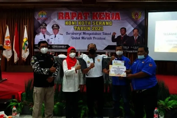 Juara Dunia Junior Angkat Besi Rizki Juniansyah Dapat Hadiah