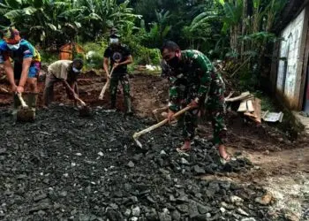 TNI dan Warga Gotong Royong Angkat Batu Split