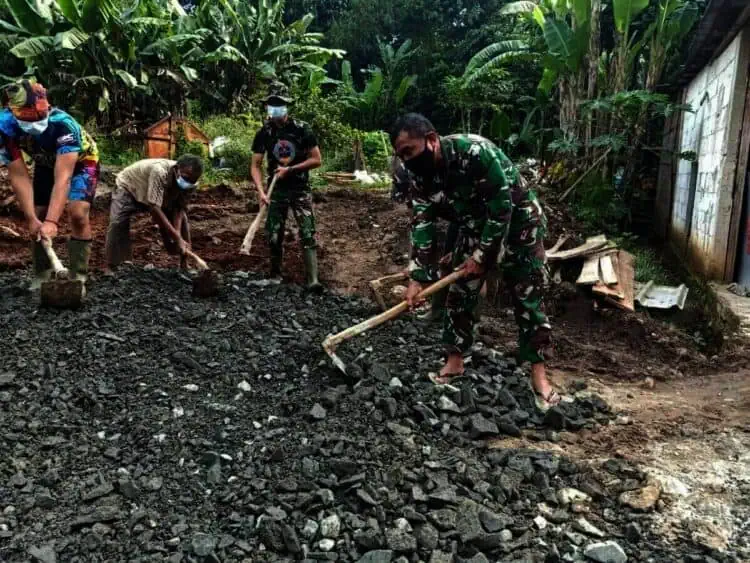 TNI dan Warga Gotong Royong Angkat Batu Split