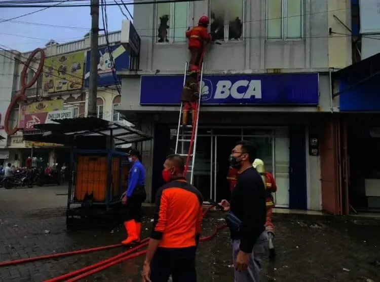 Kantor BCA di Cipondoh Tangerang Hangus Terbakar