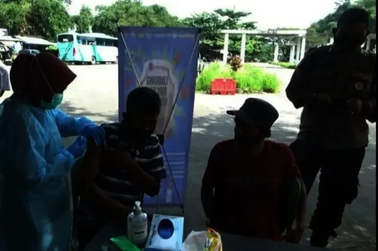 Sopir Angkutan Umum di Kabupaten Pandeglang Divaksin Covid-19