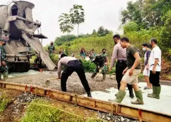 TNI, Polri dan Masyarakat di Kabupaten Tangerang Kompak Bangun Jalan