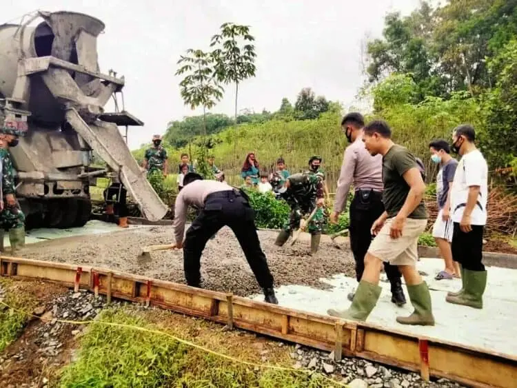 TNI, Polri dan Masyarakat di Kabupaten Tangerang Kompak Bangun Jalan