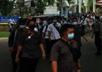 Peserta Vaksinasi Covid-19 di Sport Center Alam Sutera Meluber ke Jalan