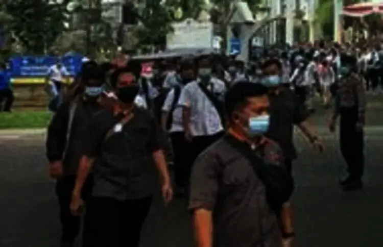Peserta Vaksinasi Covid-19 di Sport Center Alam Sutera Meluber ke Jalan