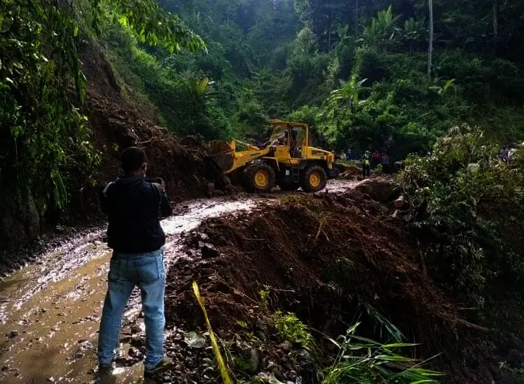 Waspadai Longsor Susulan Jalan Cipanas - Warungbanten