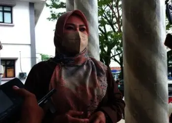 WAWANCARA–Bupati Pandeglang, Irna Narulita, saat di wawancara sejumlah wartawan di lingkungan Setda Pandeglang, beberapa waktu lalu. (DOKUMEN/SATELITNEWS.ID)