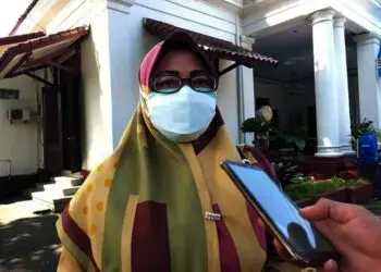 WAWANCARA–Kepala Dinkes Pandeglang, Raden Dewi Setiani, sedang di wawancara wartawan, di lingkungan Pendopo Bupati Pandeglang, Rabu (7/7/2021). (NIPAL SUTIANA/SATELIT NEWS)