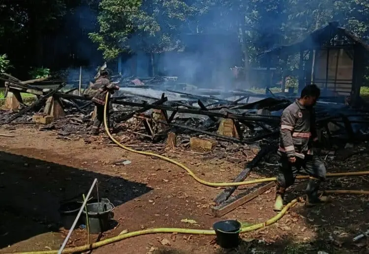 Bangunan Ponpes Roudhotul Fatah Cadasari Terbakar, Empat Kamar Santri Hangus