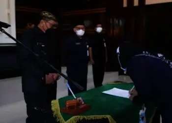 PELANTIKAN KEPSEK–Disaksikan Sekda Pandeglang, Pery Hasanudin, seorang perwakilan Kepsek menandatangani surat berita acara pelantikan, Jumat (9/7/2021). (NIPAL SUTIANA/SATELIT NEWS)