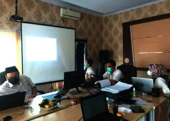 VERIFIKASI DOKUMEN–Tim verifikasi dokumen persyaratan, sedang memverifikasi dokumen pendaftar CPNS dan PPPK, di kantor BKD Pandeglang, Rabu (14/7/2021). (NIPAL SUTIANA/SATELIT NEWS)