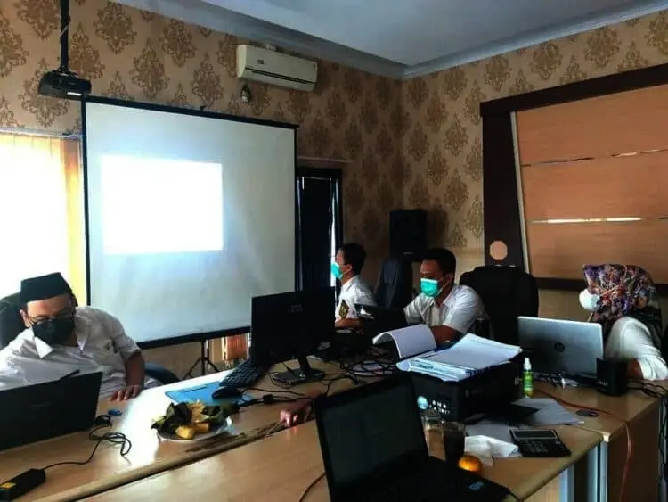 VERIFIKASI DOKUMEN–Tim verifikasi dokumen persyaratan, sedang memverifikasi dokumen pendaftar CPNS dan PPPK, di kantor BKD Pandeglang, Rabu (14/7/2021). (NIPAL SUTIANA/SATELIT NEWS)
