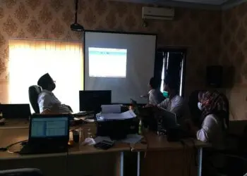 VERIFIKASI DATA–Tim verifikasi dokumen persyaratan, sedang memverifikasi dokumen para pendaftar CPNS dan PPPK, di kantor BKD Pandeglang, beberapa waktu lalu. (DOKUMEN/SATELITNEWS.ID)