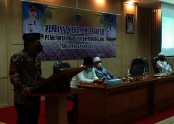 SAMBUTAN–Sekda Pandeglang, Pery Hasanudin, menyampaikan sambutan dalam acara pembinaan ekonomi syariah, di Oproom Setda Pandeglang, Jumat (16/7/2021). (NIPAL SUTIANA/SATELIT NEWS)
