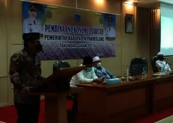 SAMBUTAN–Sekda Pandeglang, Pery Hasanudin, menyampaikan sambutan dalam acara pembinaan ekonomi syariah, di Oproom Setda Pandeglang, Jumat (16/7/2021). (NIPAL SUTIANA/SATELIT NEWS)