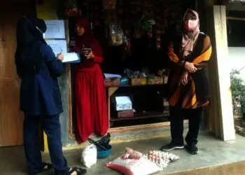 SIDAK e-WAROENG–Kepala Dinsos Pandeglang, Nuriah (kanan), didampingi jajarannya. Sedang sidak e-Waroeng di Desa Sukaraja, Kecamatan Pulosari, Kabupaten Pandeglang, Sabtu (17/7/2021). (DOKUMEN/SATELITNEWS.ID)