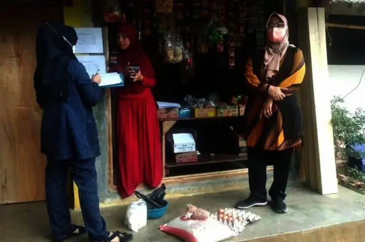 SIDAK e-WAROENG–Kepala Dinsos Pandeglang, Nuriah (kanan), didampingi jajarannya. Sedang sidak e-Waroeng di Desa Sukaraja, Kecamatan Pulosari, Kabupaten Pandeglang, Sabtu (17/7/2021). (DOKUMEN/SATELITNEWS.ID)