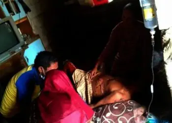 TERBARING–Korban luka bakar, Samani sedang di rawat di kediamannya, di Kampung Lembur Gede, Desa Katumbiri, Kecamatan Cigeulis, Kabupaten Pandeglang, Kamis (22/7/2021). (ISTIMEWA)