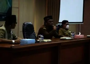 RAKOR–Sekda Pandeglang, Pery Hasanudin, didampingi jajarannya, sedang memberikan arahan kepada seluruh jajaran LPTQ Kecamatan, di Oproom Setda Pandeglang, Senin (26/7/2021). (NIPAL SUTIANA/SATELITNEWS.ID)