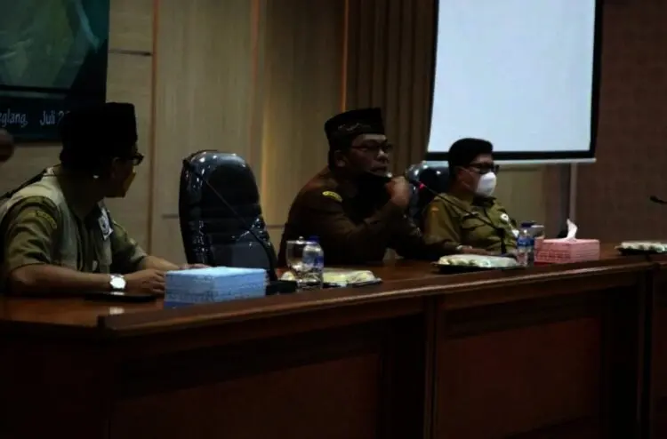 RAKOR–Sekda Pandeglang, Pery Hasanudin, didampingi jajarannya, sedang memberikan arahan kepada seluruh jajaran LPTQ Kecamatan, di Oproom Setda Pandeglang, Senin (26/7/2021). (NIPAL SUTIANA/SATELITNEWS.ID)