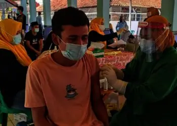 VAKSINASI–Seorang warga binaan Rutan Kelas II B Pandeglang, sedang disuntik vaksin Covid-19, beberapa waktu lalu. (DOKUMEN/SATELITNEWS.ID)