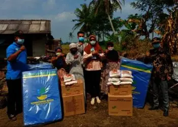 BANTU KORBAN KEBAKARAN–Pegawai Dinsos Kabupaten Pandeglang, menyerahkan bantuan kepada para korban kebakaran di Desa Panimbangjaya, Kecamatan Panimbang, Kabupaten Pandeglang, Jumat (30/7/2021). (ISTIMEWA)