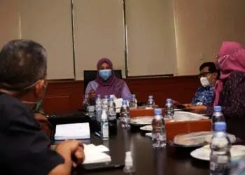 EVALUASI DAN KOORDINASI–Bupati Pandeglang, Irna Narulita, sedang memimpin rapat evaluasi dan koordinasi bersama jajarannya, di Kantor Bupati Pandeglang, Jumat (30/7/2021). (ISTIMEWA)