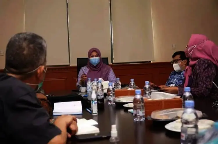 EVALUASI DAN KOORDINASI–Bupati Pandeglang, Irna Narulita, sedang memimpin rapat evaluasi dan koordinasi bersama jajarannya, di Kantor Bupati Pandeglang, Jumat (30/7/2021). (ISTIMEWA)